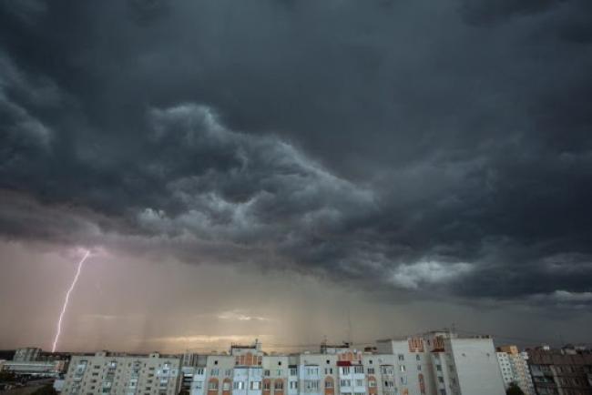 На Рівненщині - штормове попередження через шквальний вітер і грози