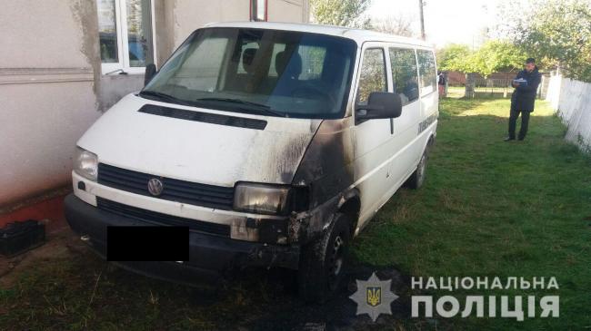 На Рівненщині шукають зловмисника, який підпалив мікроавтобус (ФОТО)