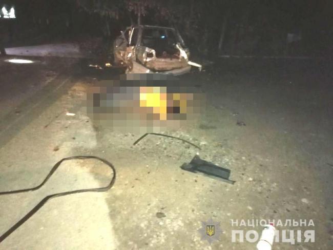 На Рівненщині водій не впорався із керуванням і врізався у дерево: пасажирка випала з авто та загинула 