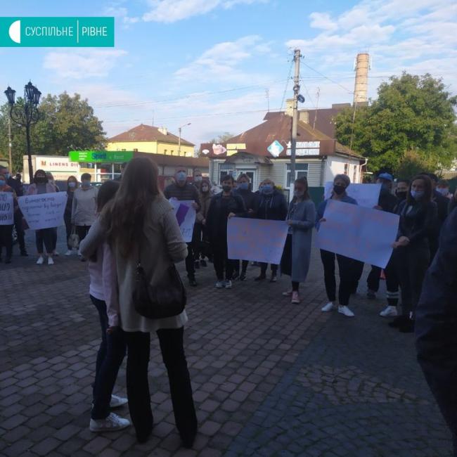 У місті на Рівненщині мітингують під стінами РДА