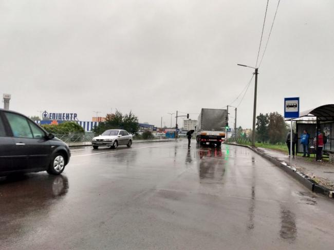 У місті на Рівненщині психічно-хворий чоловік посеред дороги зупиняв автомобілі 