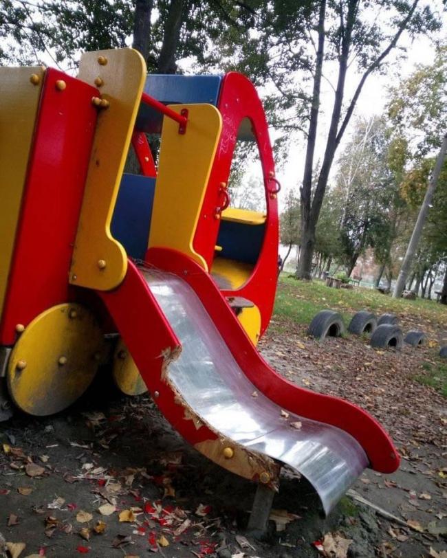 У місті на Рівненщині вандали пошкодили ігровий майданчик (ФОТО)