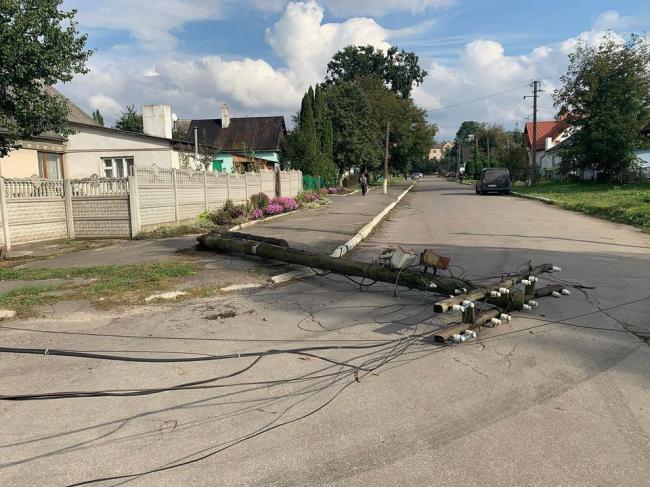 У місті на Рівненщині впав стовп, бо вантажівка зачепила дроти (фотофакт)