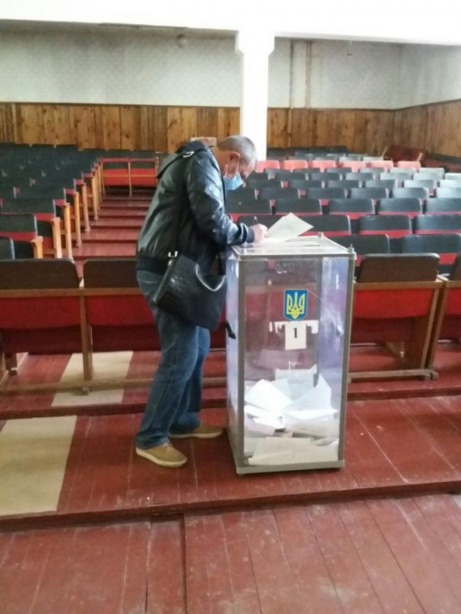 На скринці, стільці та в чергах: не всі виборці Рівненщини заповнюють бюлетені у кабінках