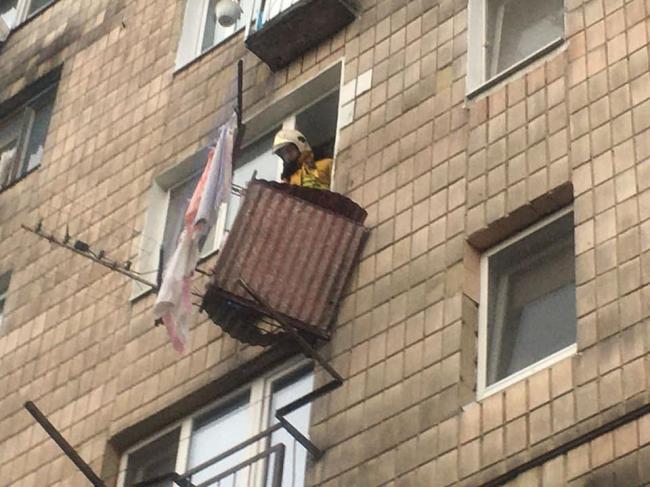 У Рівному аварійний балкон ледь не звалився на перехожих (ФОТО)