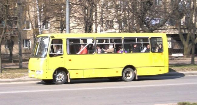 На Рівненщині водія маршрутки, який взяв забагато пасажирів, оштрафувала поліція (ВІДЕО)