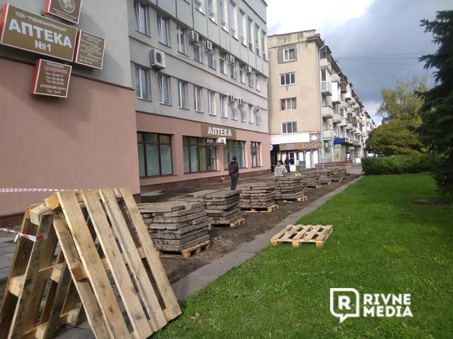У Рівному на Майдані розпочали реконструкцію: знімають старі бетонні плити (ФОТО)