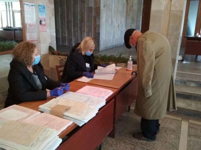 У селі на Рівненщині прийшов голосувати 92-річний дідусь
