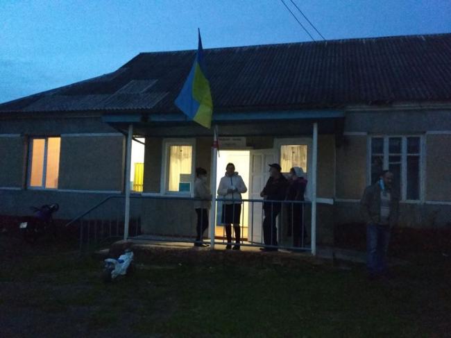 "Вірять на слово": у селі на Рівненщині виборцям не вимірюють температуру 