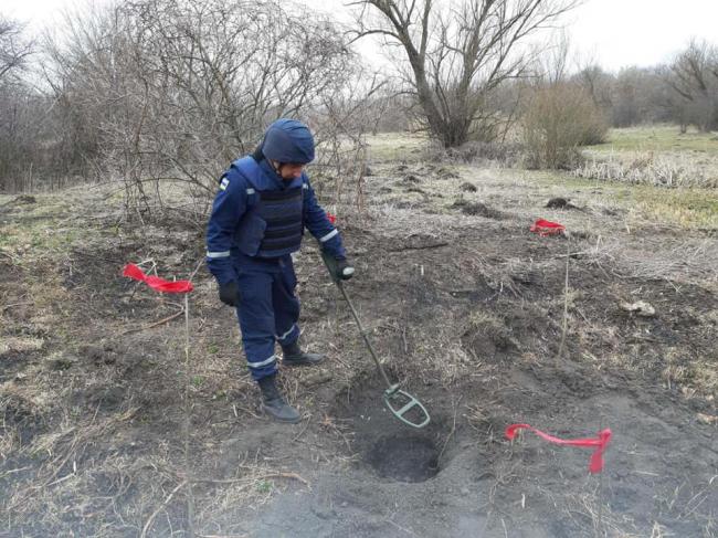 Біля сільської церкви на Рівненщині місцеві жителі знайшли бойовий снаряд