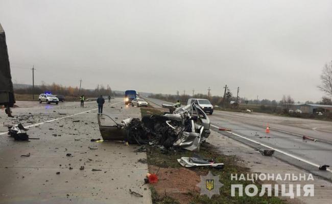 Біля Житомира - жахлива автотроща: вантажівка перекинулась, а легковик зім`ятий вщент