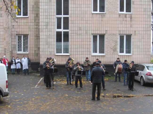 На Рівненщині оркестр подякував медикам концертом під вікнами лікарні (ВІДЕО)