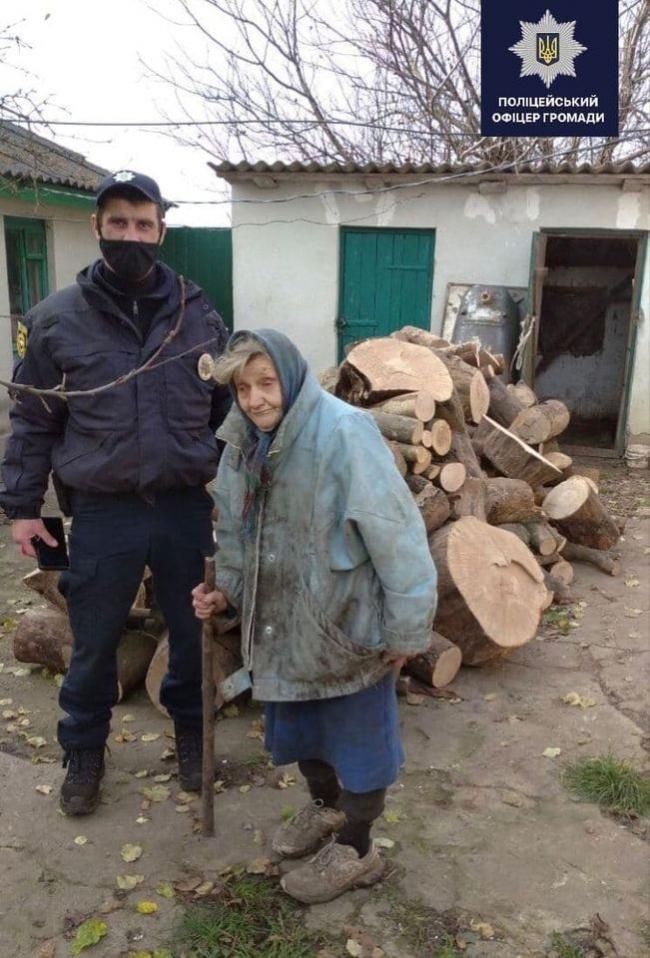 На Рівненщині поліцейські забезпечили бабусю дровами на зиму