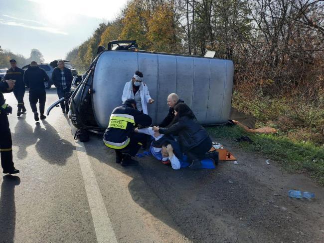 На Рівненщині розслідують ДТП, у якій перекинулась машина швидкої допомоги