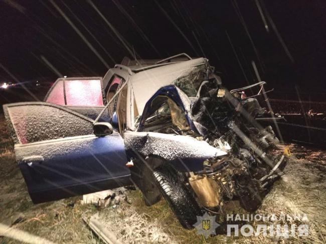 На Рівненщині у автотрощі загинув водій, ще 4 людини у лікарні (ФОТО)