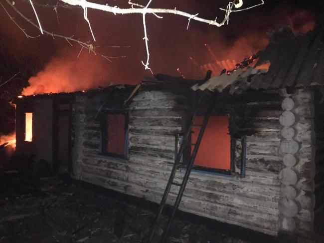 На Рівненщині згорів дерев`яний будинок: рятувальники знайшли мертве тіло господаря