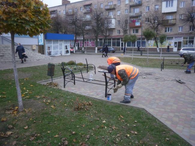 У Костополі комунальники проводять ремонтні роботи на центральній площі