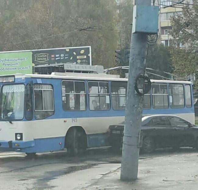 У Рівному тролейбус зіштовхнувся з легковиком (ФОТОФАКТ)