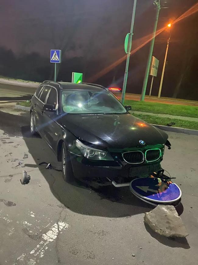У Рівному водій "BMW" збив дорожній знак (ФОТО)