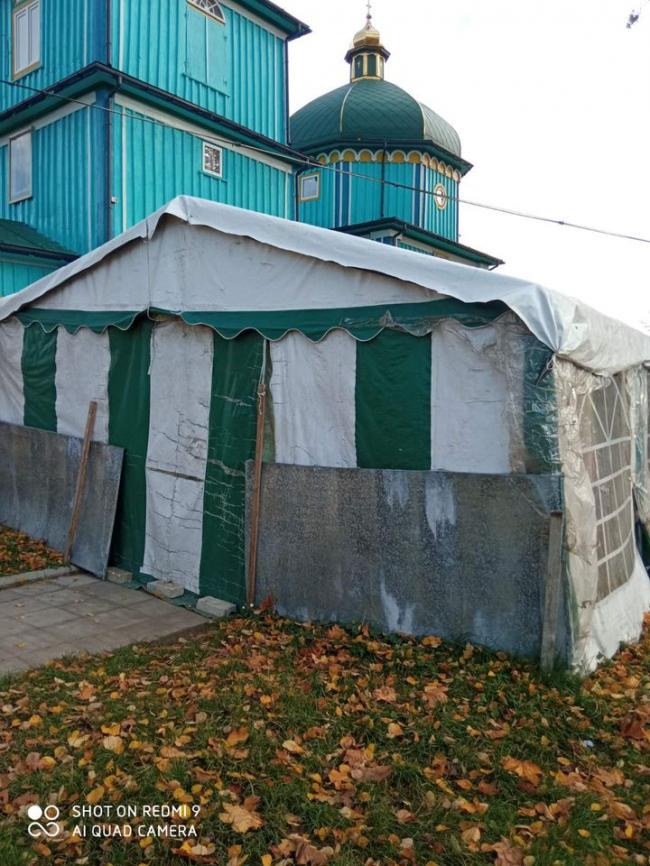 У селах на Рівненщині люди моляться у невеликих будиночках (+ФОТО)