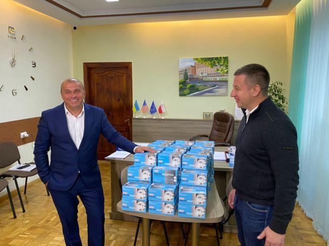 Віктор Шакирзян передав чергову партію масок працівникам Рівненської обласної дитячої лікарні