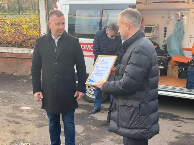 Віктор Шакирзян передав сертифікат на 30 кисневих балонів для медиків