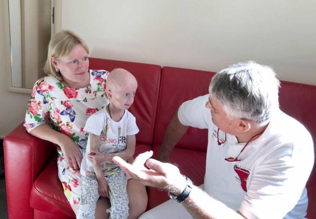 За рік старіє на 10 років: єдиній в Україні дівчинці з синдромом передчасного старіння успішно провели надскладну операцію