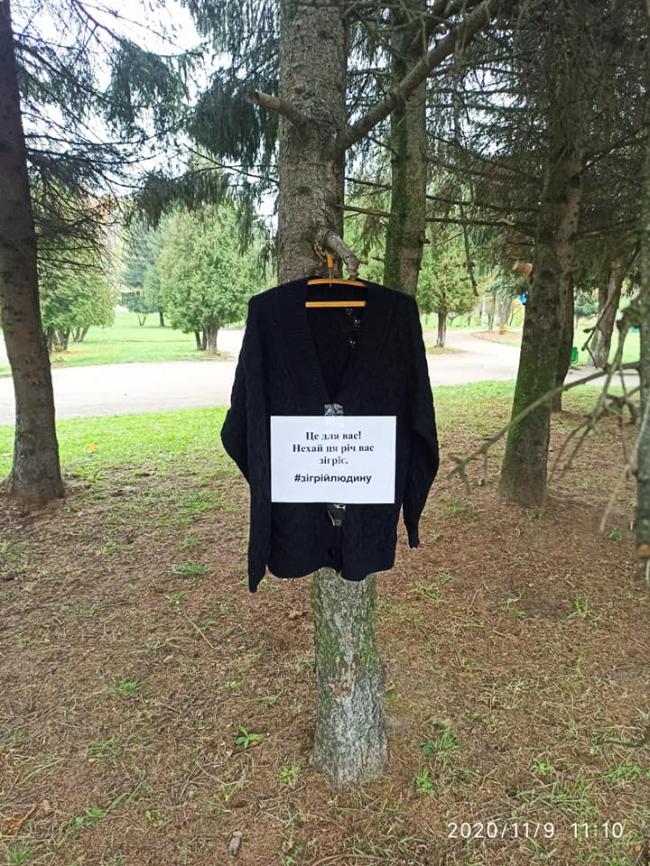 "Зігрій людину": у Рівному волонтери почали розвішувати верхній одяг на деревах