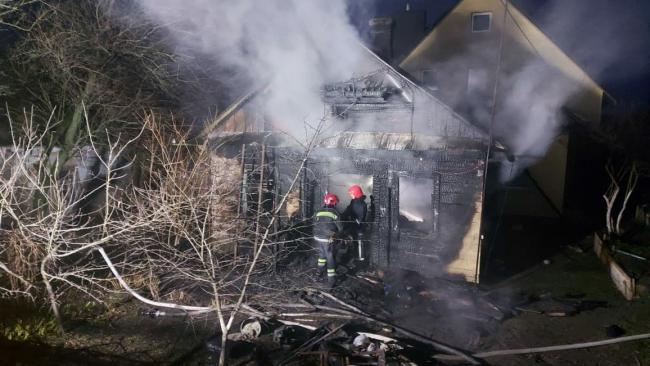 12 рятувальників гасили пожежу у селі біля Рівного
