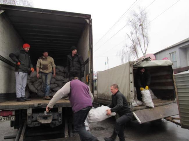 Для будинку престарілих на Донеччині парафіяни з Рівненської області зібрали більше 8 тонн картоплі
