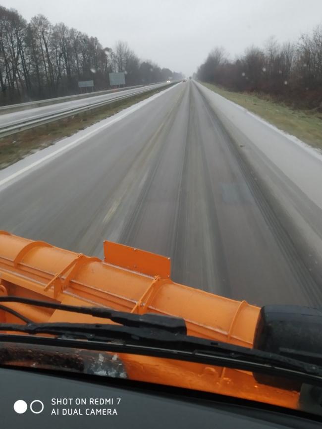 Дорожники Рівненщини показали, як чистили автошляхи (ФОТО)