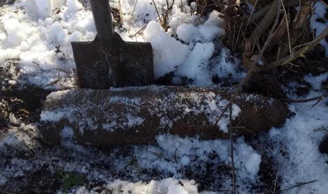 Мешканець Рівненщині натрапив на артилерійський снаряд, коли заготовляв дрова