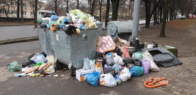 Мешканці Рівного обурені горами сміття на центральній вулиці (ФОТОФАКТ)