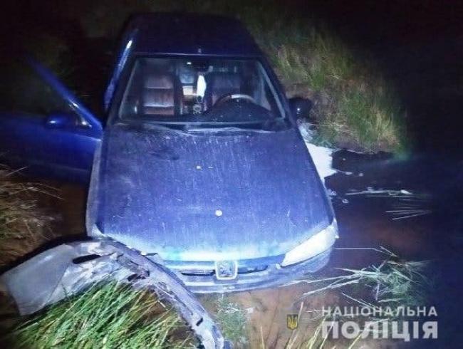 На півночі Рівненщини п`яний водій втікав від патрульних і заїхав у канаву