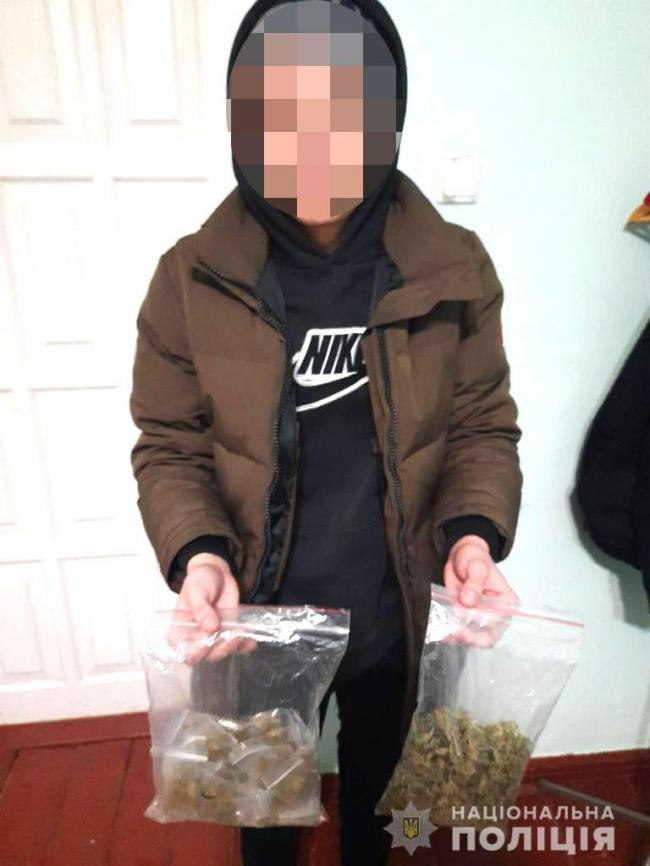 На Рівненщині поліція спіймала молодика з двома пакетами наркотиків 