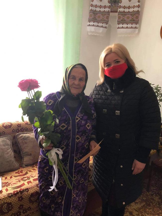 На Рівненщині жінку привітали з 90-річчям (ФОТО)