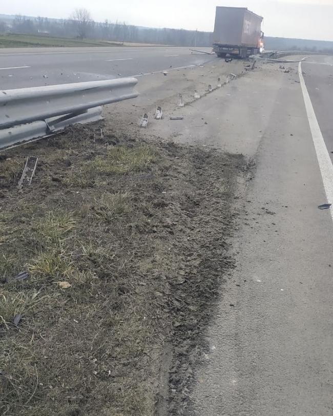 На трасі на Рівненщині вантажівка протаранила кілька десятків метрів відбійника