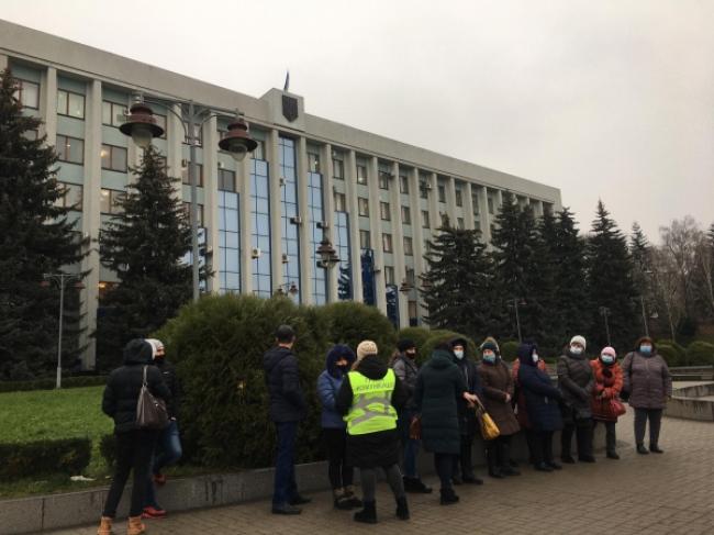Біля Рівненської ОДА мітингують працівники санаторію (ФОТО)