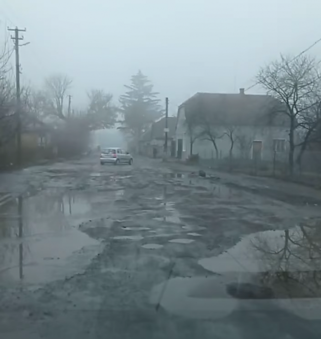"Хто як може їздить": мешканці Рівненщини страждають через розбиту дорогу (ВІДЕО)
