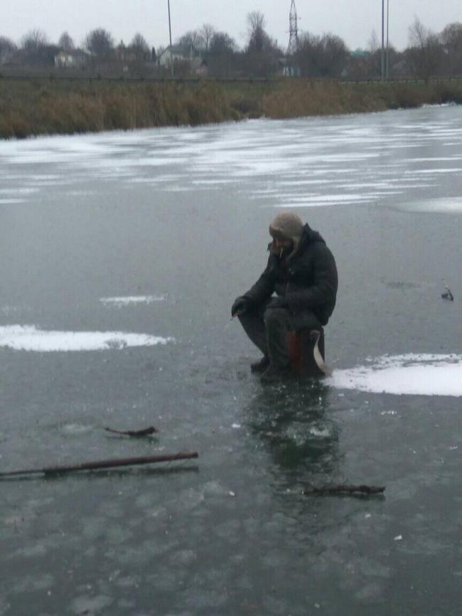 Розпочався сезон зимової риболовлі: мешканці Рівненщини хизуються трофеями