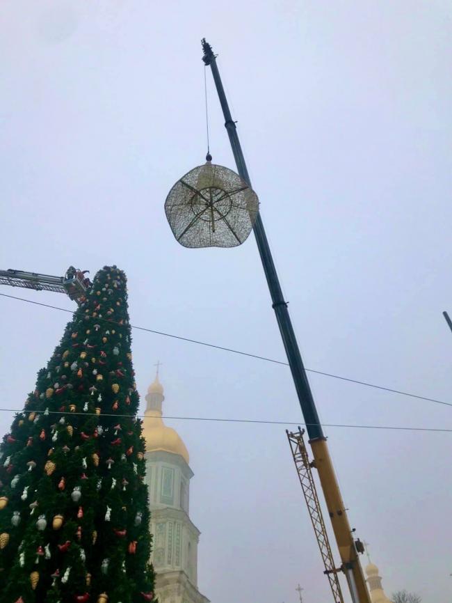 У Києві з новорічної ялинки вже зняли капелюха (ФОТО)