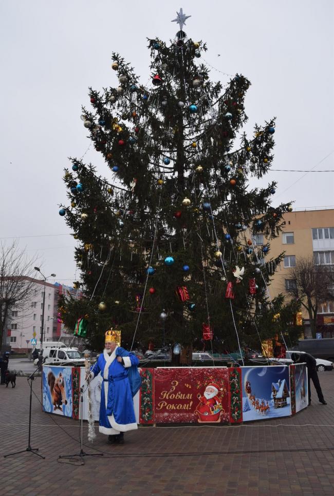 У Костополі засвітили новорічну ялинку (ФОТО)