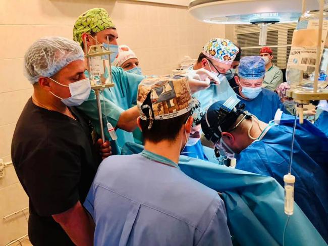 У мережі опублікували фото операції із пересадки серця у Рівному
