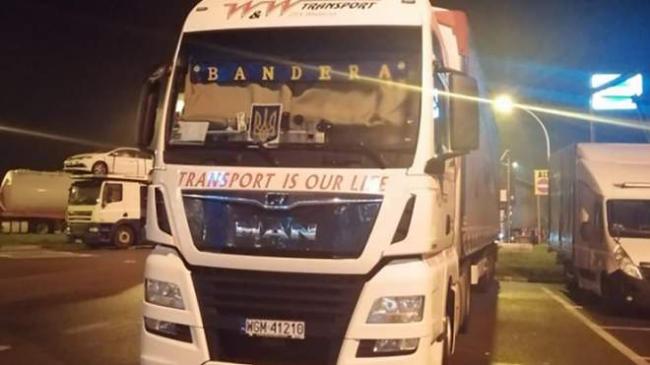 У Польщі виник скандал: український водій повісив на фурі банер з написом "Бандера"
