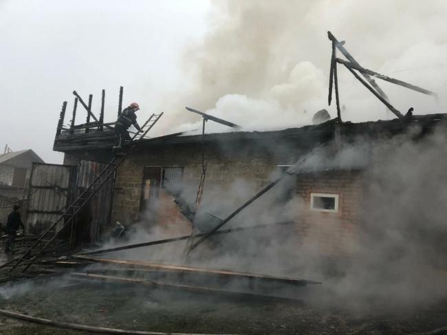 У Рівненському районі вогонь знищив частину будівлі