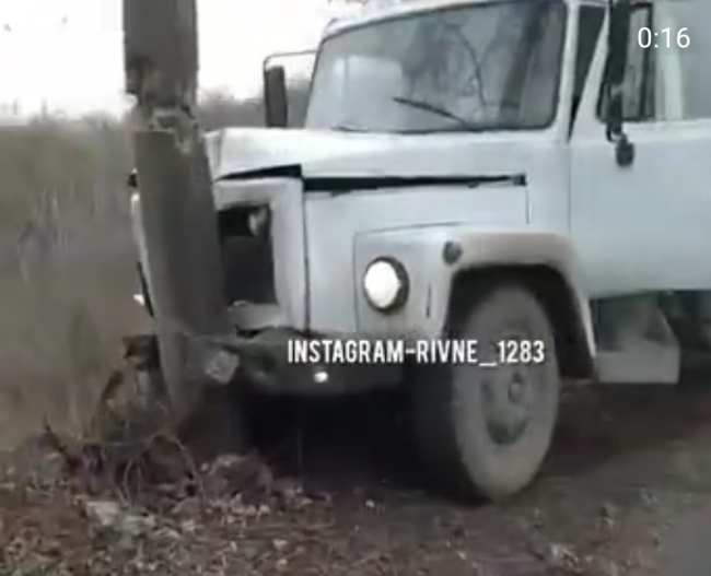 У Рівному в аварію потрапили вантажівка та маршрутка (відео)