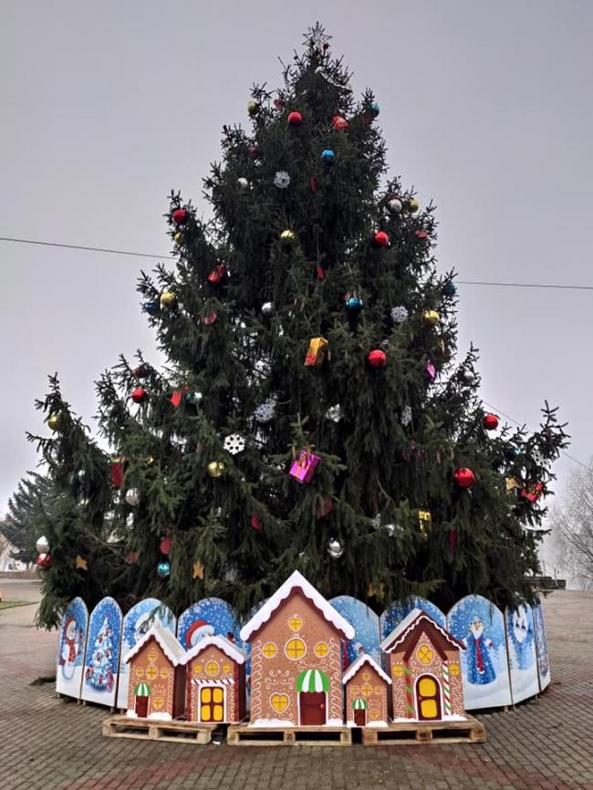 У селищі на Рівненщині прикрасили новорічну ялинку та встановили фотозони (ФОТО)