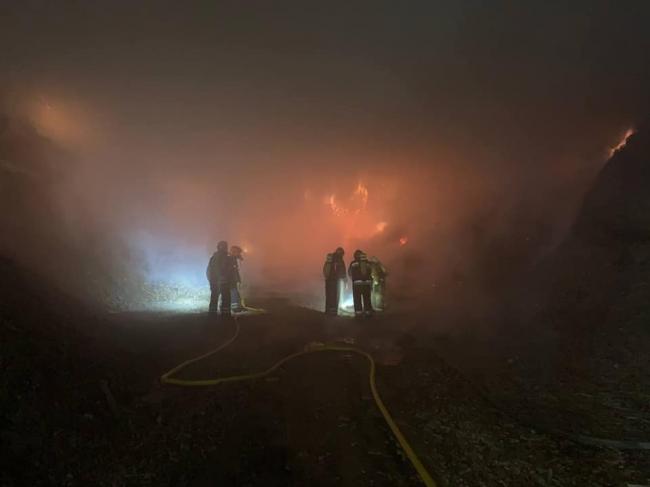 22 рятувальники вже чотири години борються із вогнем на складі у Здолбунові (ФОТО)