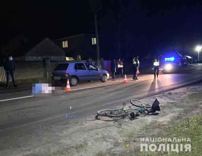 Біля Острога під колесами автомобіля загинув чоловік