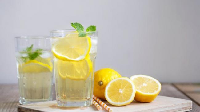 Чому вода з лимоном - це корисно? 